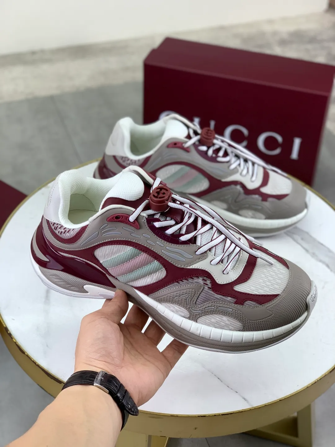 Men's shoes 💰P980 new style 💰 Gucci, couple style, women's style will be released later, new 2.0 futuristic sneakers‼ ️A pair of subversive sneakers is here. Gucci 2.0, a full series of 4 colors with key investment, smart silhouette: slightly curved forefoot design, you can clearly feel the propulsion when commuting and trotting, and it can enhance the sense of line extension when paired with wide-leg pants or cycling pants. EVA thick soles not only have a comfortable height-increasing effect, but also reduce weight (it actually lasts 3 hours of shopping without tiring your feet!) Highlight moments for lazy people: 2. Just choose it for airport wear! You can take them off in seconds after passing the security check (you can put them on as soon as you lift the heel strap), because the shoes come with a sliding buckle, so no need! ! Tie your shoes. Really achieve the sense of relaxation that goes with you. Size: Female 35-40 Male 39-45